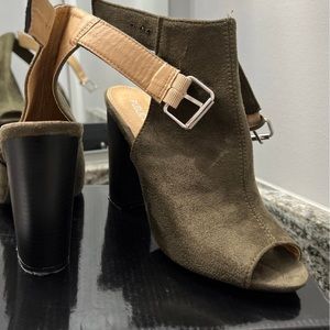 Army green heels size 6. Heel is about 3-4 inches tall